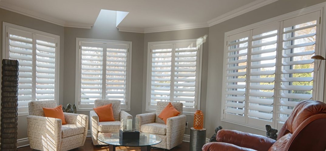 Fabric vane blinds filtering light